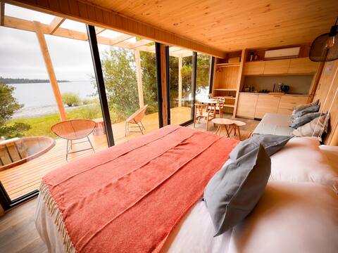 Outscape l Cabin with Hot Tub and Lake at Your Feet