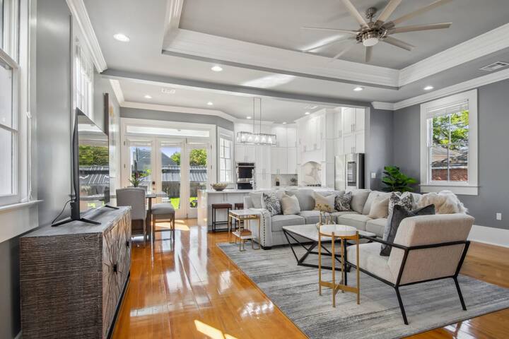 Stylish Modern Home | Hot Tub & Pergola gallery image 2