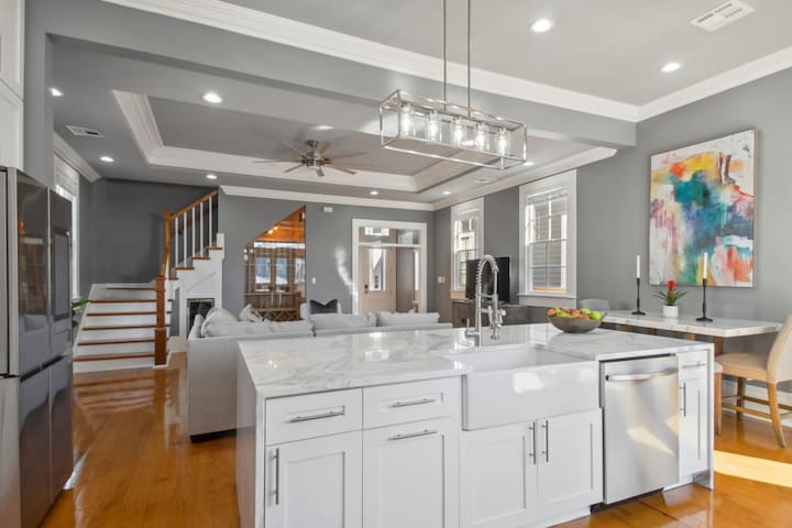 Stylish Modern Home | Hot Tub & Pergola