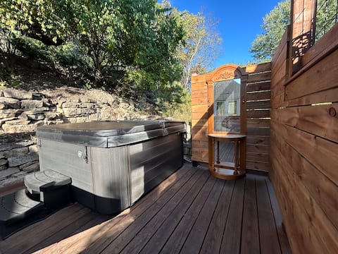 Hot Tub+Private Courtyard+Sleeps 10