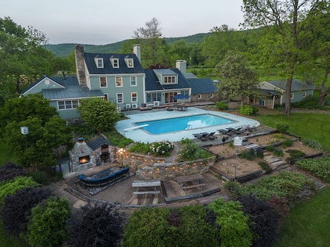 Buckskin Manor - Historic, Pool, 66 Acre Vineyard