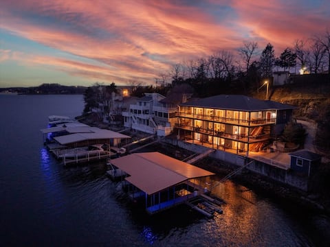 Sleeps 26 lakefront w/ private dock & dance floor!