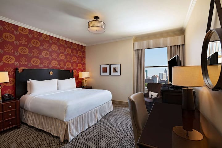 Unit with 1 King size bed. Exact unit will be assigned upon arrival. Views, colors and decor may vary.