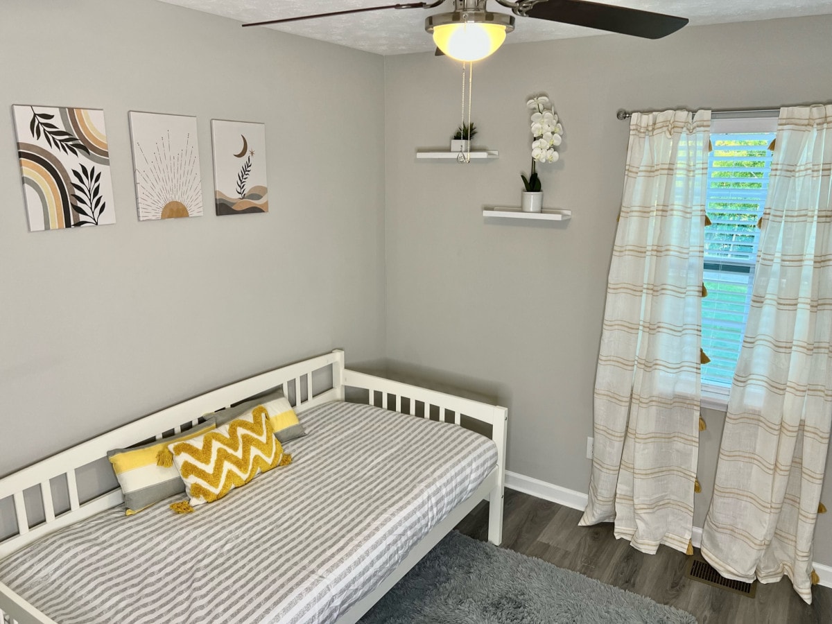 Оваа удобна спална соба има двоен хибриден гел душек, доволно простор за складирање со целосен плакар и удобен амбиент за мирен престој. Уживајте во мирен ноќен сон во овој привлечен простор.