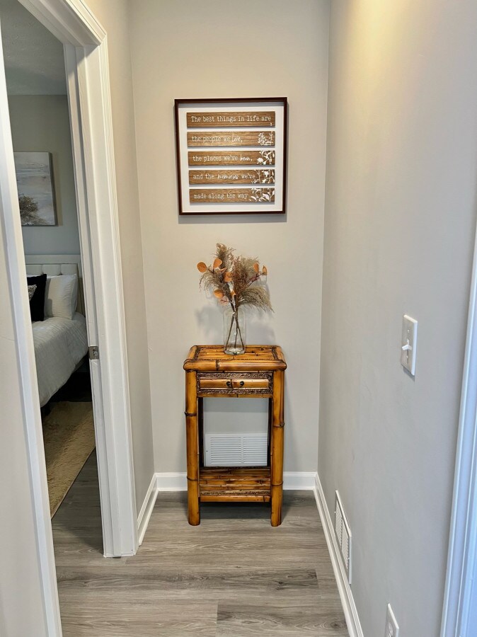 На горниот кат, ходникот води до трите спални соби и заедничката бања, обезбедувајќи приватен и удобен простор за вас и вашите гости.