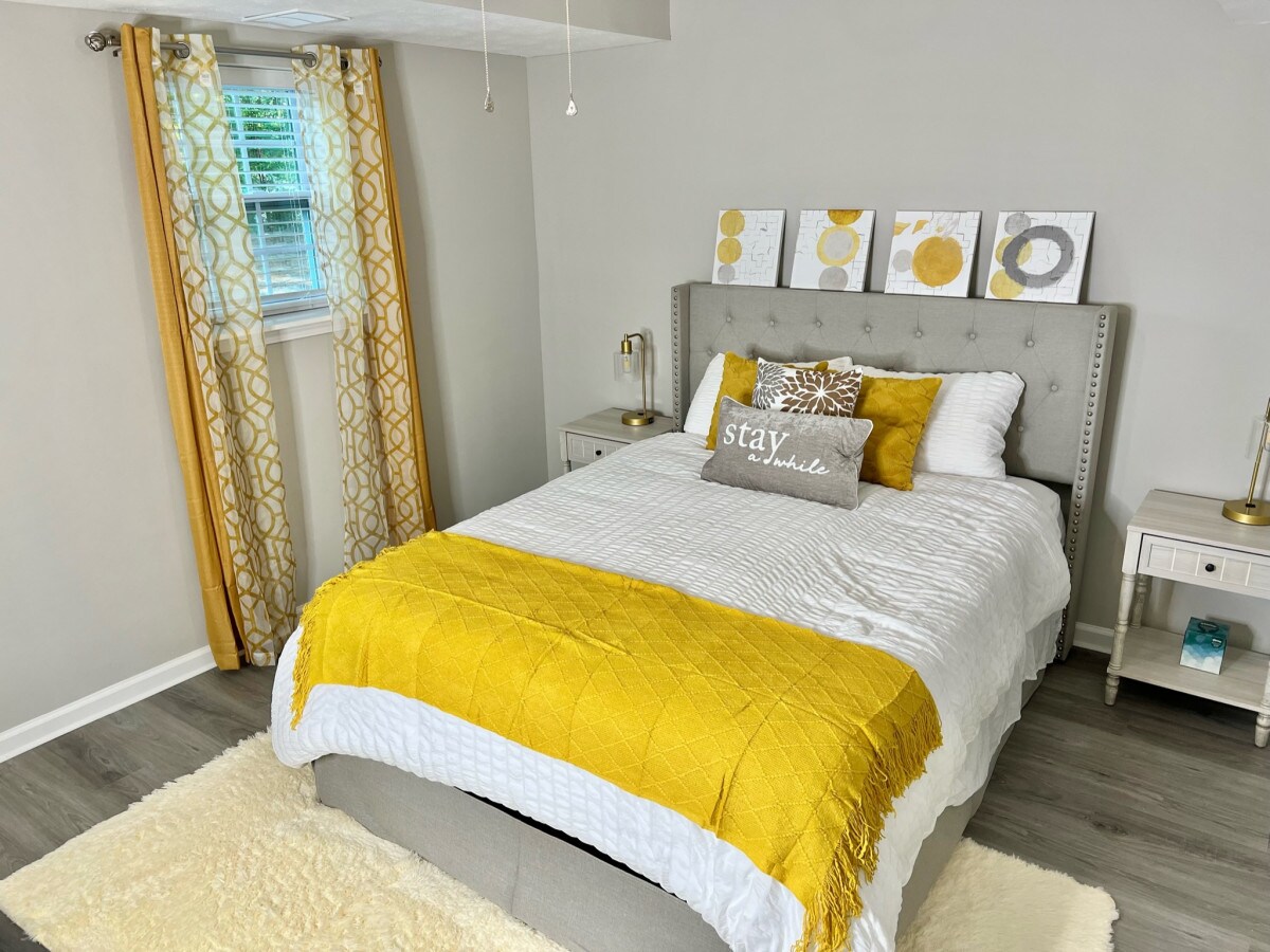 Опуштете се во нашиот спален апартман на првиот кат во непосредна близина на семејната соба, во комплет со удобен брачен хибриден гел душек и доволно простор за складирање во полн плакар. За ваша погодност, обезбедени се две странични светилки со погодни USB порти за полнење.