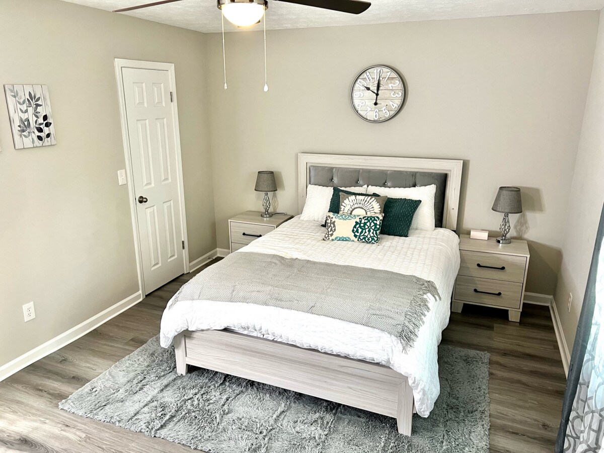 Оваа главна спална соба е опремена со хибриден гел душек и удобни перници. Има приватна бања и плакар.  Покрај тоа, оваа соба вклучува 55-инчен телевизор со рамен екран.