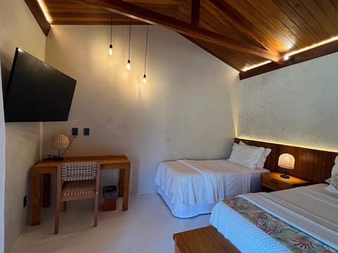 Quad room-Private Bathroom-Capela São Pedro