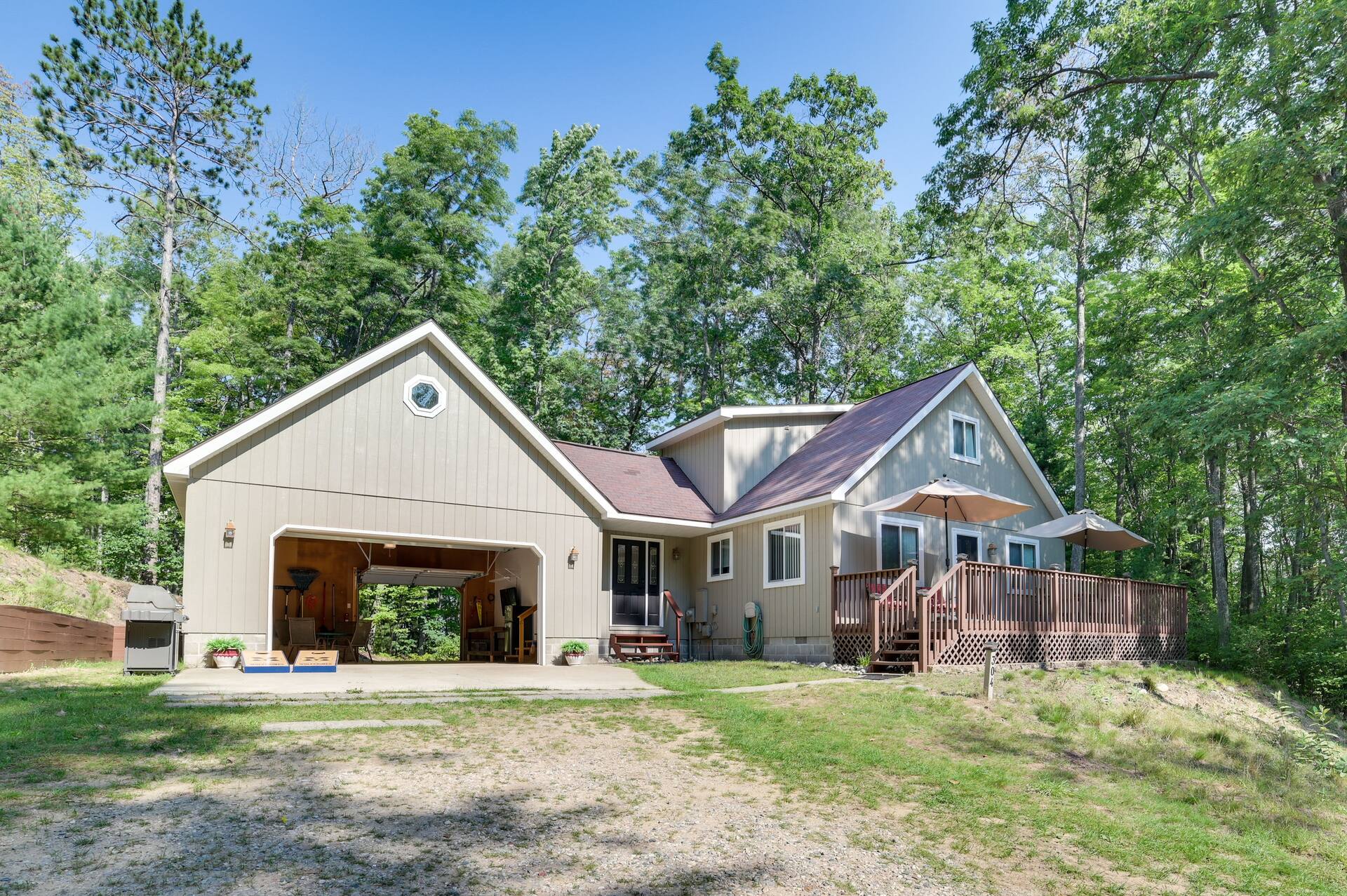 Roscommon Retreat w/ Deck ~ 1 Mile to Higgins Lake