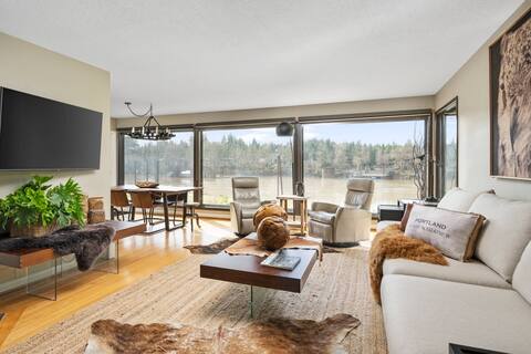 Magnificent Home on River, Hot Tub, Fire-Pit, BBQ