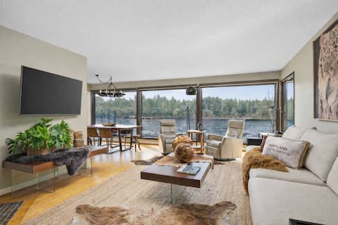 Magnificent Home on River, Hot Tub, Fire-Pit, BBQ