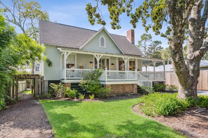 Charming Remodeled Home Near Beaches - Sleeps 8 - Jekyll Island, GA