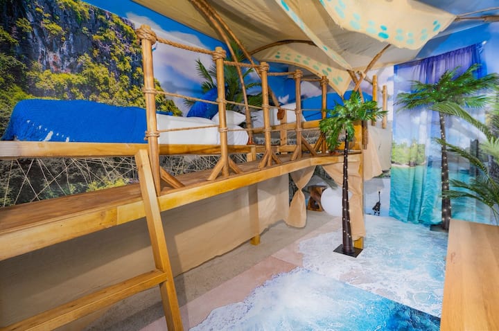 غرفة نوم أفاتار في الطابق العلوي مع سرير بطابقين متقن مع سرير مزدوج وسرير كامل.