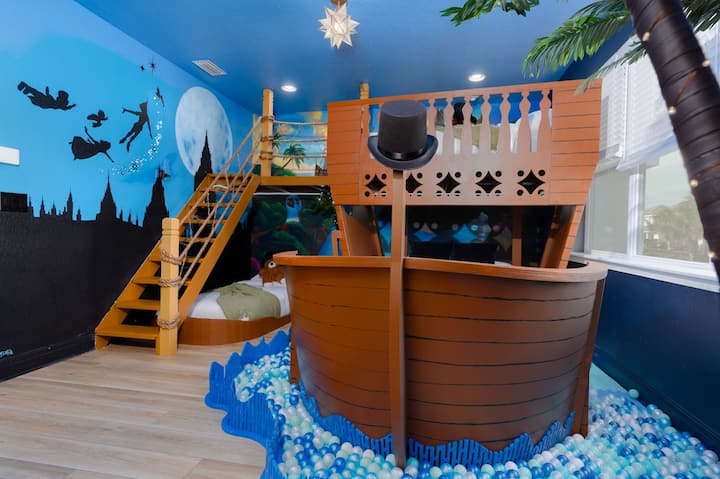 يحتوي بيت بيتر بان العلوي على سريرين مزدوجين وسرير كامل وبحيرة حفرة كرة.