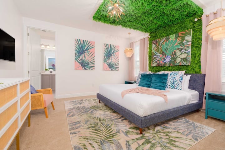 جدار حديقة في الطابق العلوي مع سرير واحد بحجم كينغ مع بعض تفاصيل الديكور الممتعة.