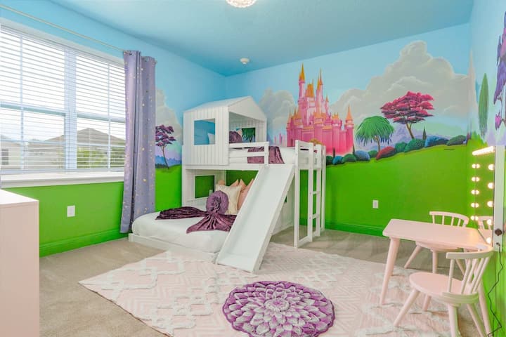 غرفة نوم الأميرة في الطابق العلوي مع سرير مزدوج فوق سرير بطابقين كاملين.