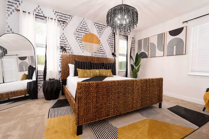 غرفة النوم الرئيسية: تحتوي غرفة النوم الرئيسية الرائعة التي تضم سرير كينج على مكتب وحمام ملحق.