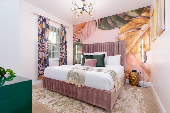 الطابق السفلي استوائي كينج في الطابق السفلي مع حمام لذوي الاحتياجات الخاصة بجواره. 