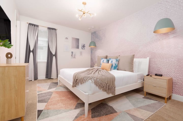 غرفة نوم هادئة في الطابق العلوي بسرير كبير الحجم.