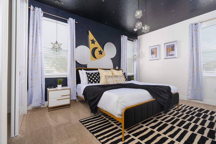 تقع غرفة نوم ماجيك ميكي كينج في الطابق العلوي في الطابق العلوي وتحتوي على حمام مشترك.