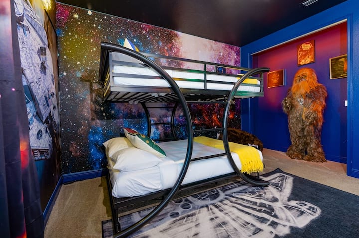 حرب النجوم في الطابق العلوي مع سرير بطابقين كاملين وشوباكا بحجم الحياة!