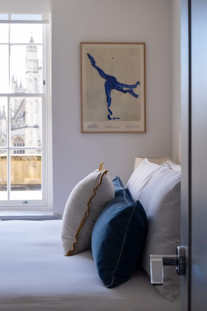 Chumba cha kulala cha kifalme 
Kitanda hiki kinakaa kama ukubwa wa kifalme. 