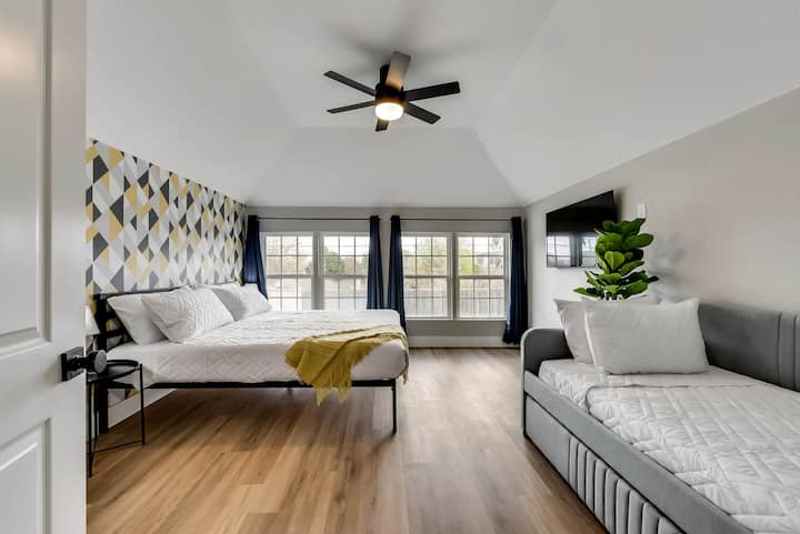 Се одликува со брачен кревет (широк 150-179 см), единечен кревет (широк 180-179 см), ѕид со акцент на шара, вентилатор на таванот и големи прозорци со темносини завеси. Чисто, светло и организирано за разновидност.