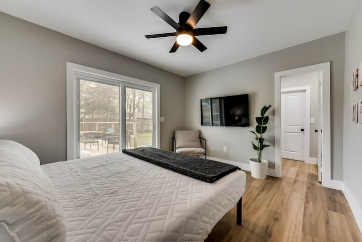 Брачен кревет (широк 150-179 см) со бела постелнина и темно ќебе. Ѕидниот телевизор, таванскиот вентилатор и големите прозорци ја подобруваат пространата, пространа соба. Саксиско растение додава топлина.