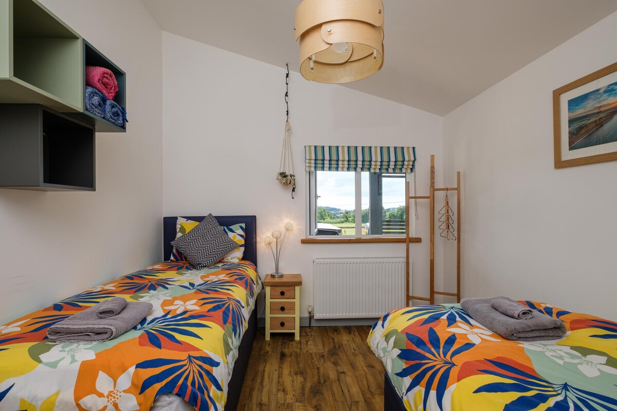 Chumba cha kulala 2 kimewekwa kama vitanda viwili vya mtu mmoja