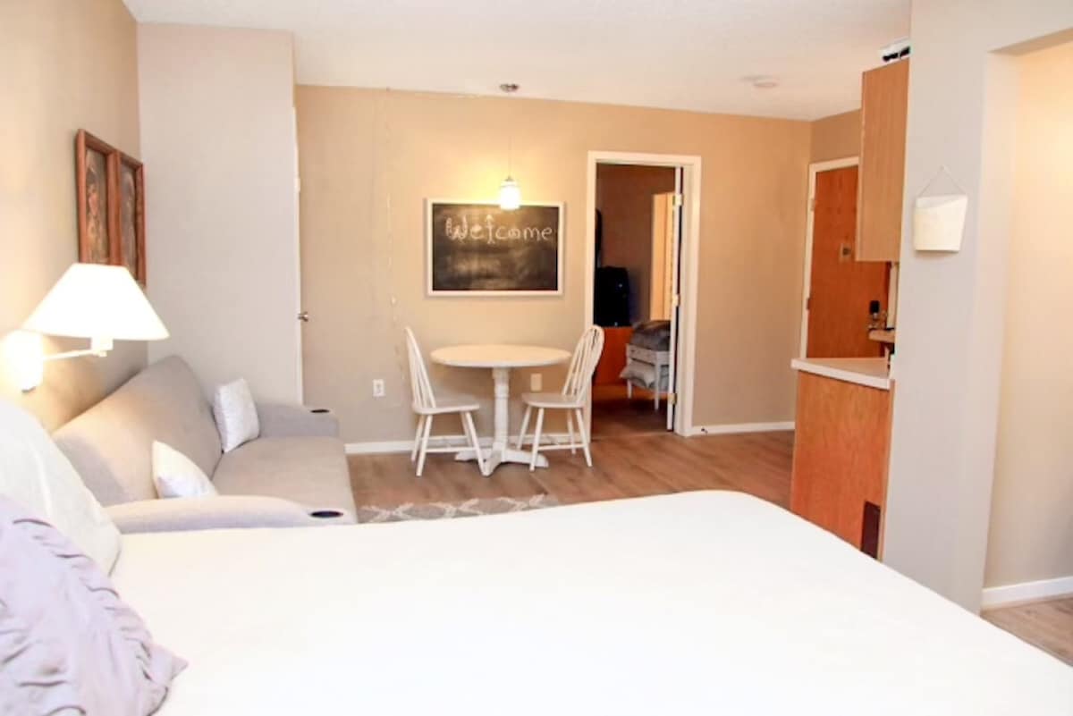 سرير كينج، سرير متحرك، مطبخ صغير مجهز بالأساسيات الأساسية. القهوة المقدمة