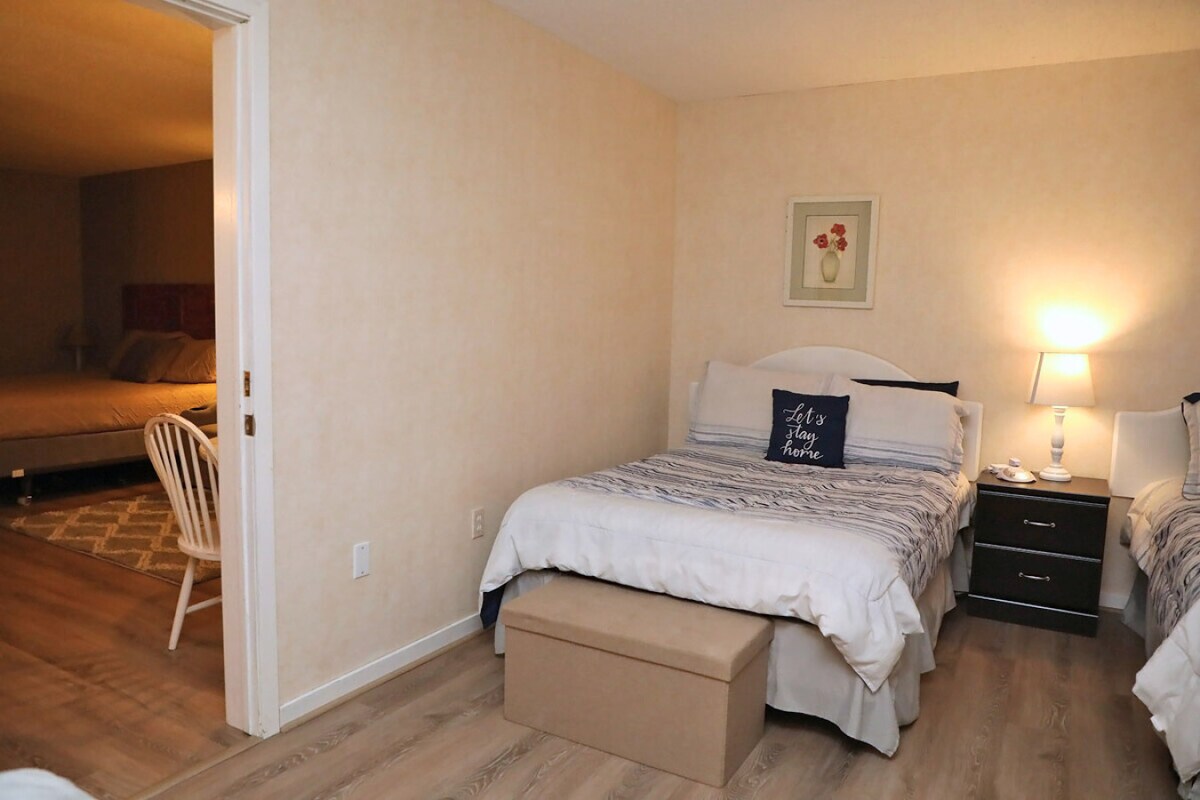 أسرّة مزدوجة كاملة الحجم مع حمام خاص ومزود بمستلزمات الحمام الأساسية.