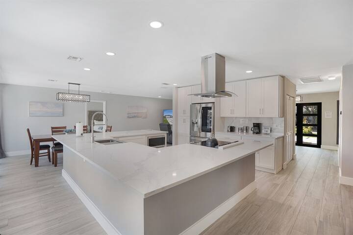 Walk to the Beach! Managed by BNR Vacation Rentals gallery image 4