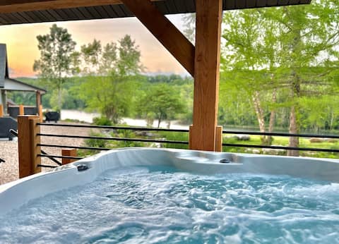 New Lakefront cabin with private hot tub