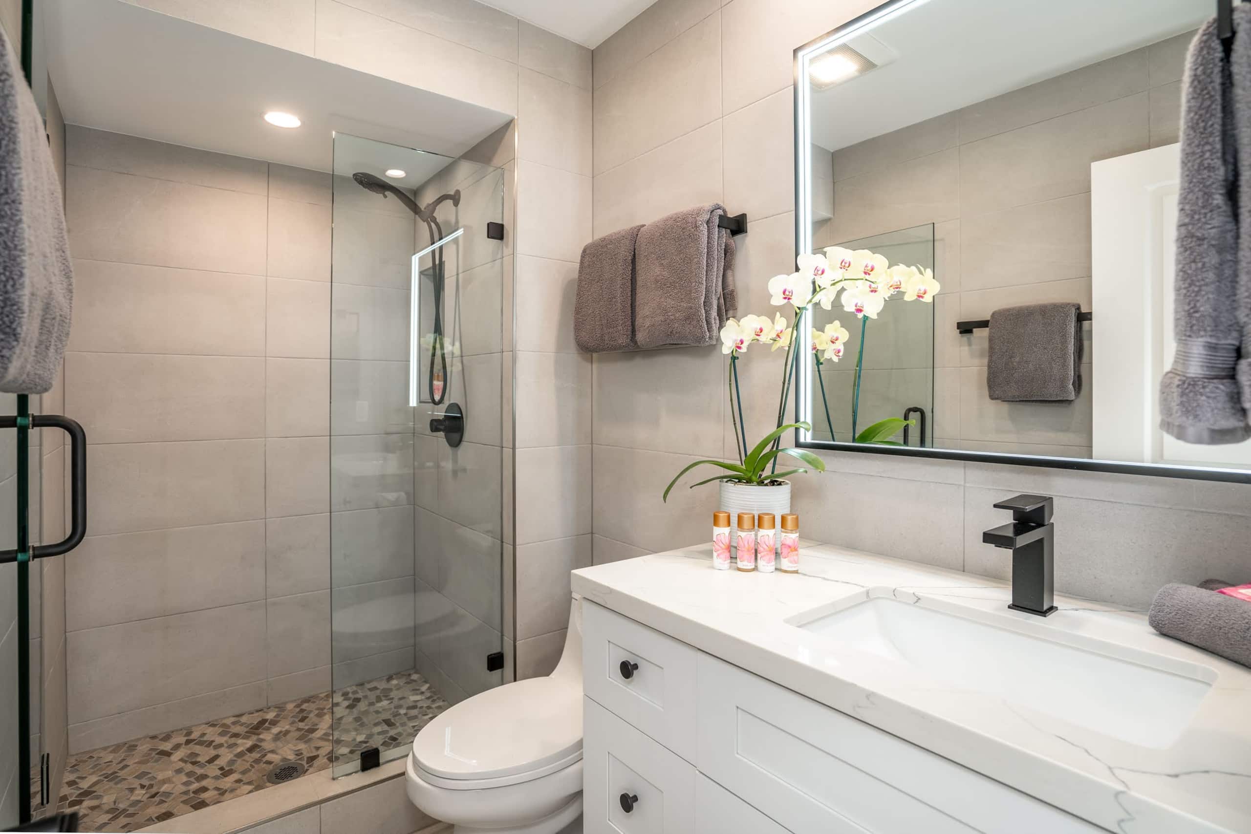 Upscale Oceanfront Penthouse Vistas - Image 26