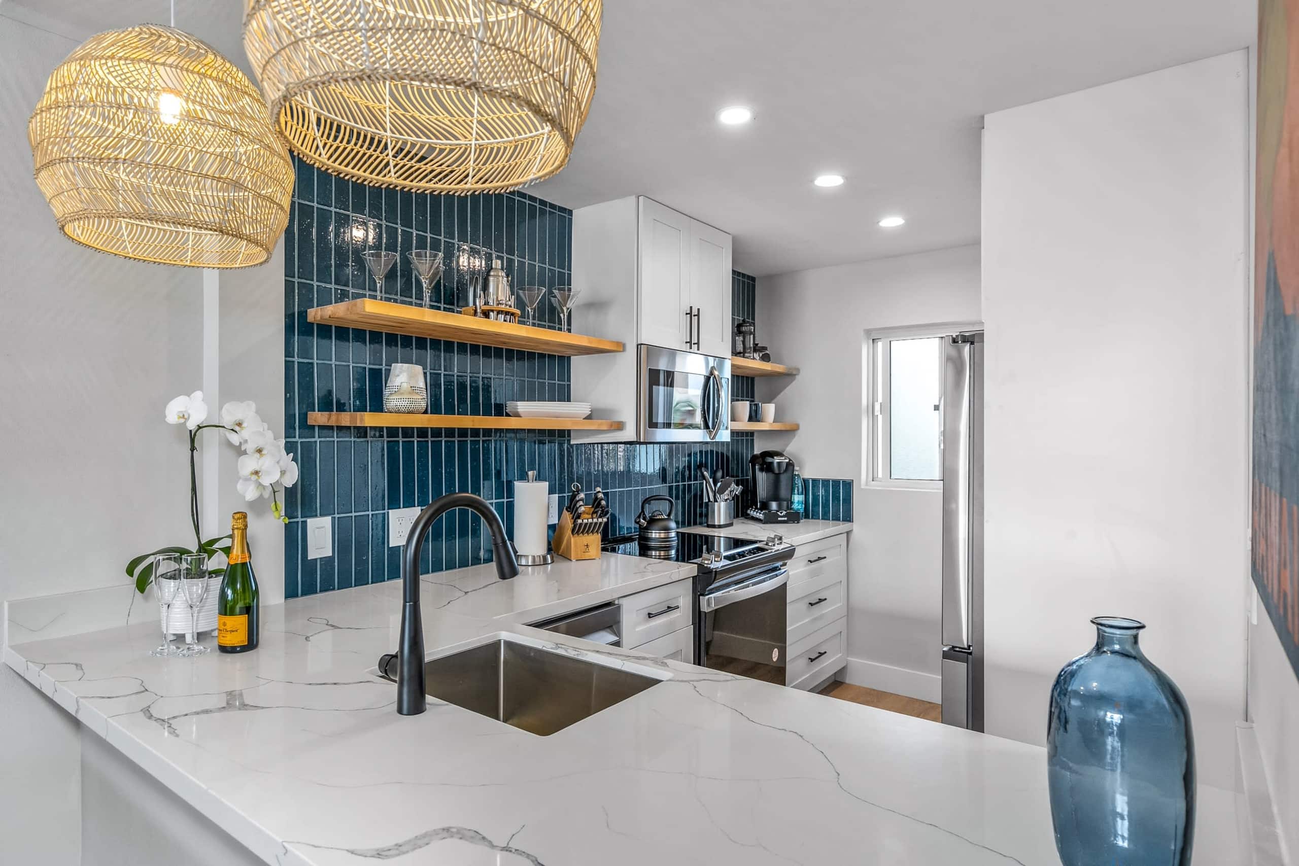 Upscale Oceanfront Penthouse Vistas - Image 12