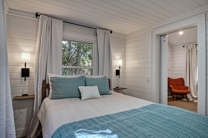 Zweite Queensize-Doppelbett im Wohnzimmer