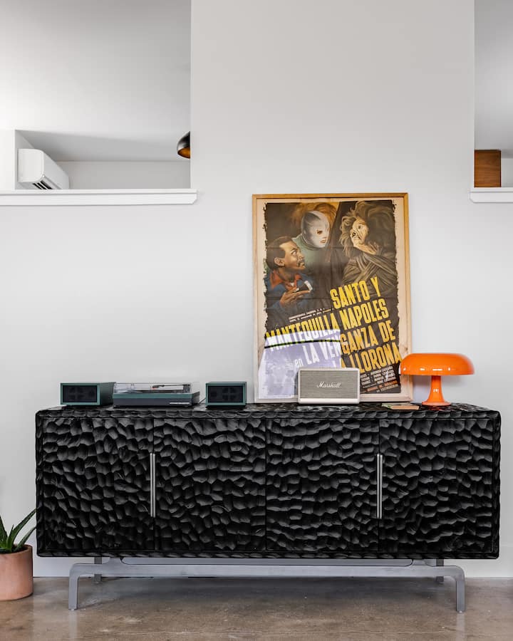 Rrotullo të dhënat, transmeto meloditë në altoparlantin me Bluetooth Marshall dhe vendos atmosferën me llambën tonë të vjetër të kërpudhave.