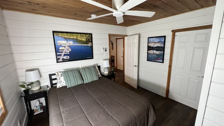 Спалня 2 с двойно легло queen size и самостоятелен кът за сядане.