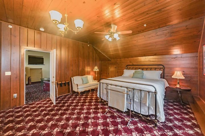 Carriage House Stable Masters Suite CA