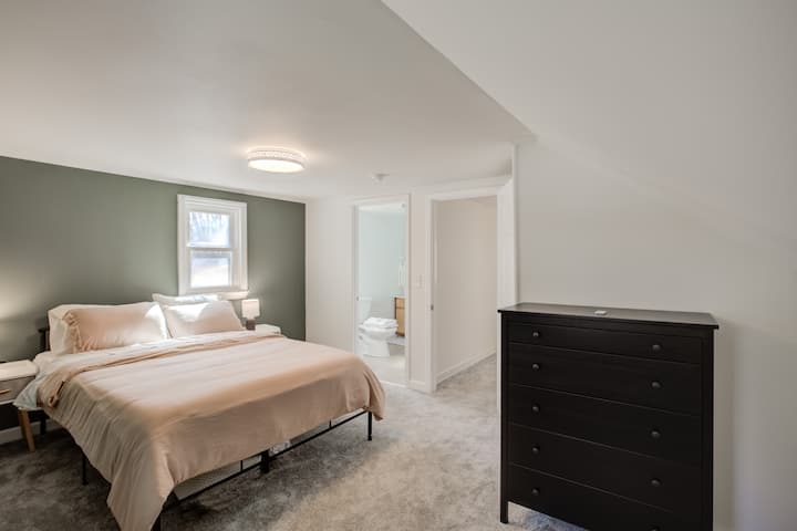 Dormitorio de arriba con suite privada