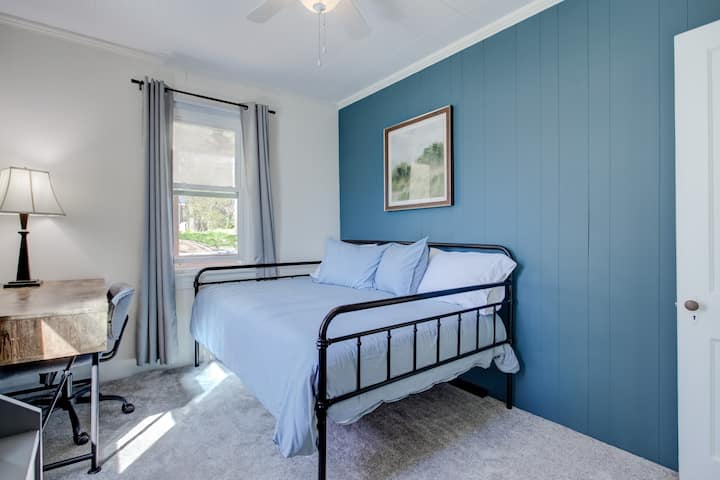 Dormitorio con cama de tamaño completo.