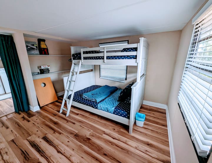 Двуетажно легло.