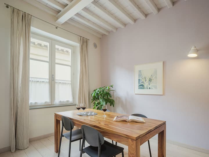 Magenta Spacious Lucca Stay With Elevator And Ac - Lucca