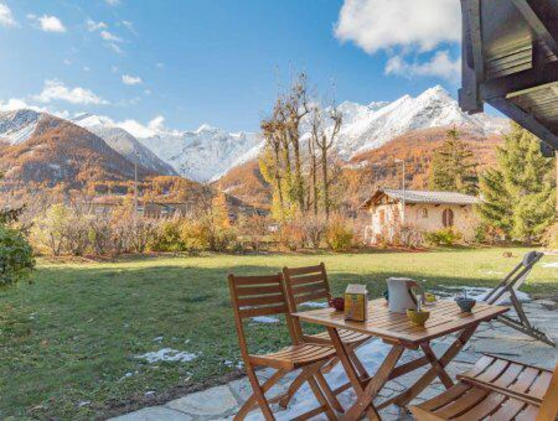 Cocoon with garden and beautiful mountain view