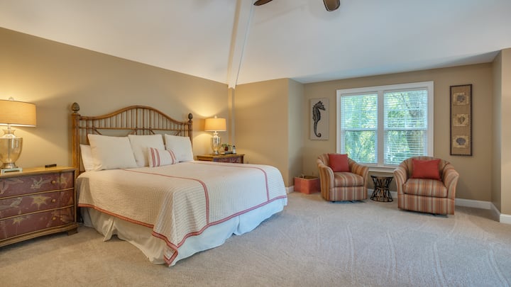 Внимателно осмислениот декор инспириран од крајбрежјето ја подобрува смирувачката атмосфера и катчето за читање создавајќи удобен простор за гостите да се опуштат.