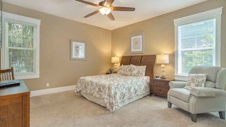 Пространа соба која се наоѓа на првиот кат со брачен кревет (широк 150-179 см)