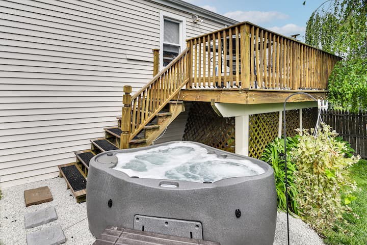 Beautiful Portsmouth Cottage by the Sea with Jacuzzi