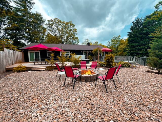 Luxury Mountain Retreat with Hot Tub and Fire Pit gallery image 3