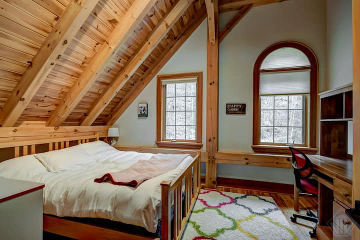 Საძინებელი ორადგილიანი საწოლითა და ლეპტოპით მუშაობისთვის შესაფერისი სივრცით. 