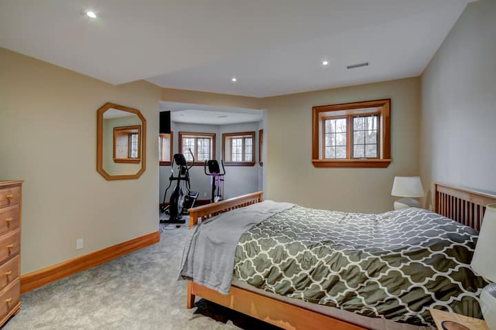 Ამ საძინებელში არის სავარჯიშო აღჭურვილობა, რომ არ გამოგრჩეთ ყოველდღიური რუტინა. 